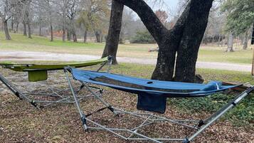 Un hamac suspendu entre deux arbres dans un parc.
