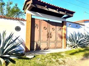 A gated entrance with a metal gate, a brick wall, and agave plants. - Finca La Vega Tonatico | Large Private Estate with Pool, Sleeps 19 People (La Vega)