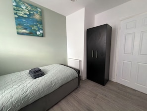 3 dormitorios, tabla de planchar con plancha, wifi gratis y ropa de cama