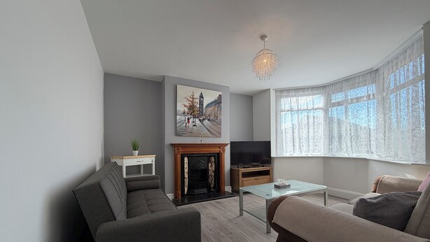Unclassified image, 1 of 14, button - Home in Heart of Leeds /drive way parking 10 minutes to city centre (Leeds)