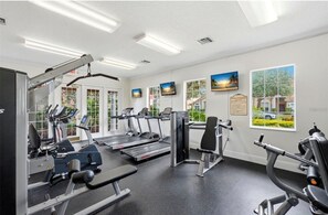 Ein Fitnessstudio mit Laufbändern, Kraftgeräten und Trainingsgeräten.