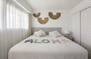 Room - Peaceful Waikiki Apartment - 2B1B with Free Parking (Honolulu)