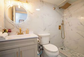 Bathroom - Peaceful Waikiki Apartment - 2B1B with Free Parking (Honolulu)