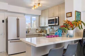 Private kitchen - Peaceful Waikiki Apartment - 2B1B with Free Parking (Honolulu)