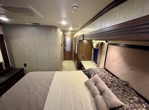 Ein gemütliches Schlafzimmer mit Bett, Nachttischen und einem Kleiderschrank.