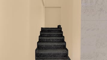 Un escalier avec une rampe et des marches menant vers le haut.