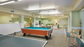 A pool table in a room with a kitchenette, a television, and a bar area. - Long Beach WA Fireplace 2BR Queen Suite – WorldMark Long Beach (Long Beach)