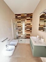 Estúdio conforto, sacada, vista para a cidade | Banheiro | Produtos de toalete grátis, secador de cabelo, chinelos