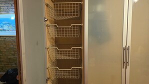 Ein Stauraum mit mehreren Drahtkorben.