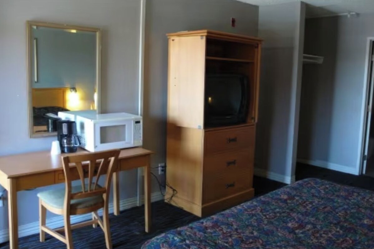 Blackout curtains, free WiFi