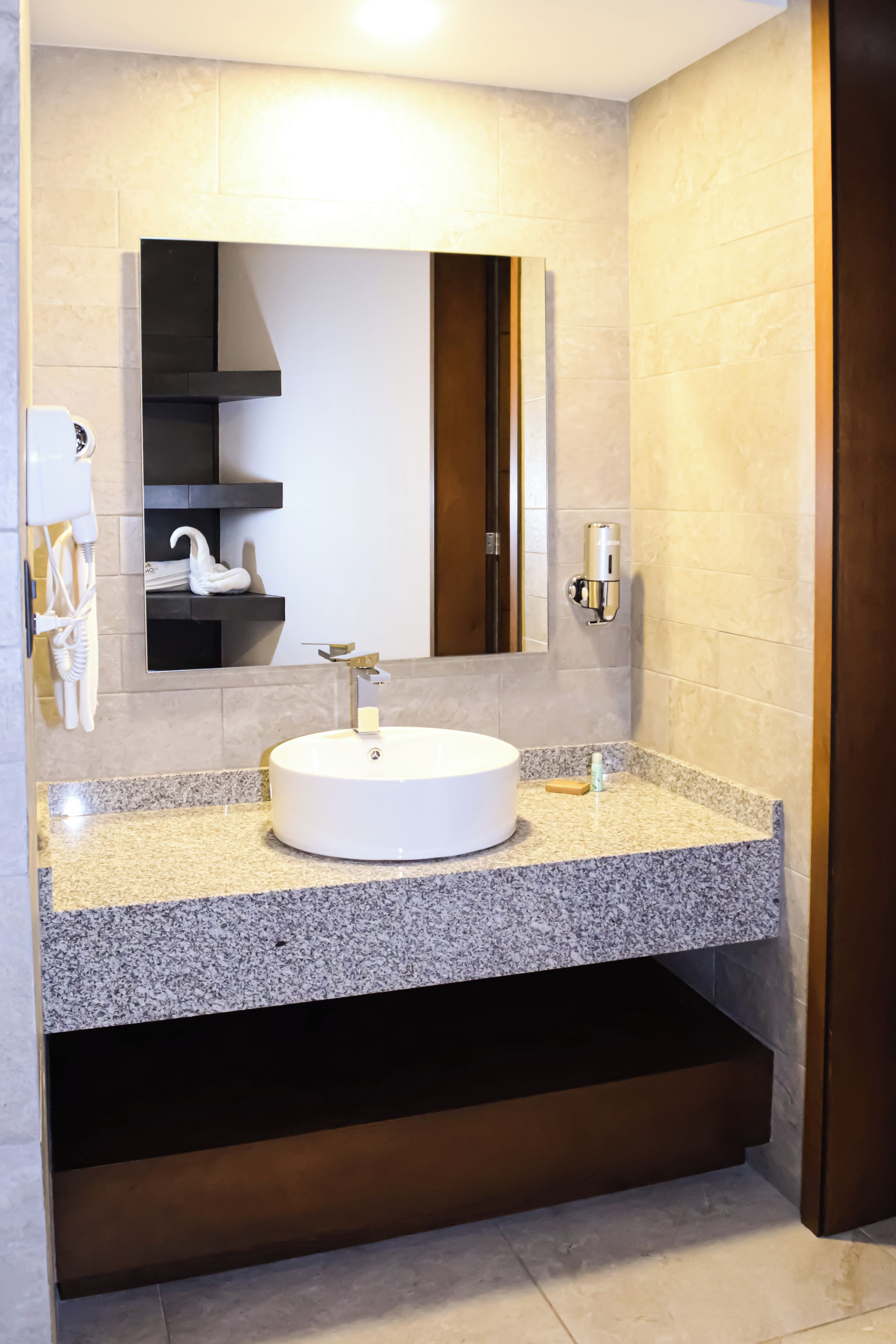 Deluxe Suite | Bathroom | Free toiletries, hair dryer, towels, soap