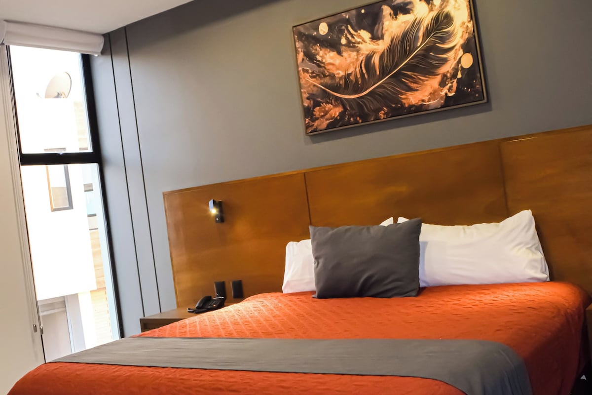 Suite – deluxe | Skrivebord for bærbar PC og wi-fi (inkludert)
