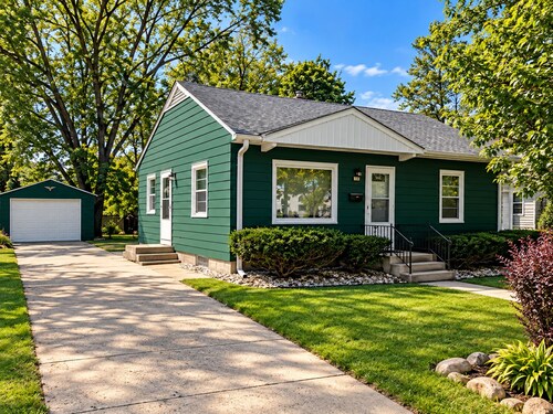 King Bed • Vintage Urban Oasis • Near MKE Airport