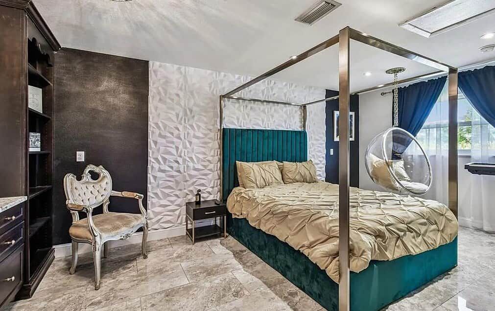Ein Schlafzimmer mit einem Himmelbett, einem Hängesessel und einem klassischen Sessel.