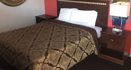 Tradewinds Motel