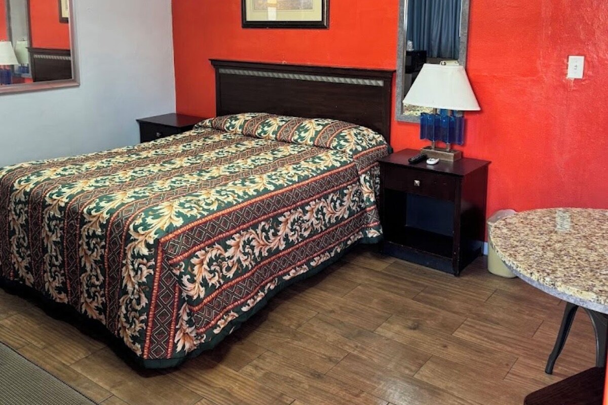 Economy Single Room | Iron/ironing board (on request), free WiFi