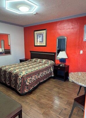 Economy Single Room | Iron/ironing board (on request), free WiFi - Tradewinds Motel (Homestead)