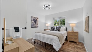 A bedroom with a bed, bedside tables, a window, and a ceiling light fixture. - Gather at 104 - Walk to Downtown Perrysburg (Perrysburg)