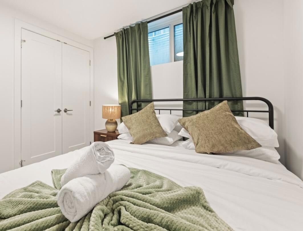 Desk, iron/ironing board, travel cot, WiFi