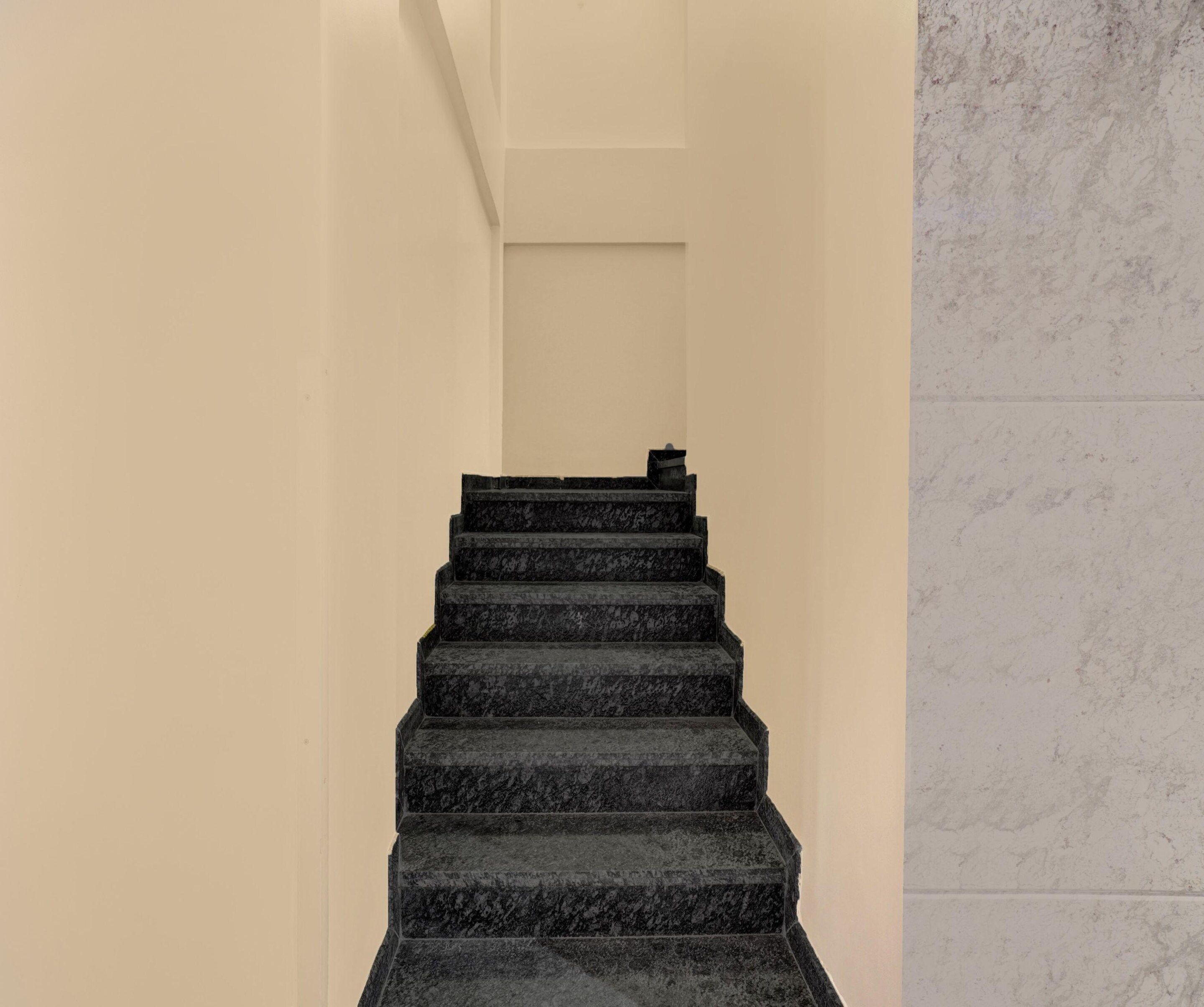 Una escalera con barandilla y peldaños que suben.
