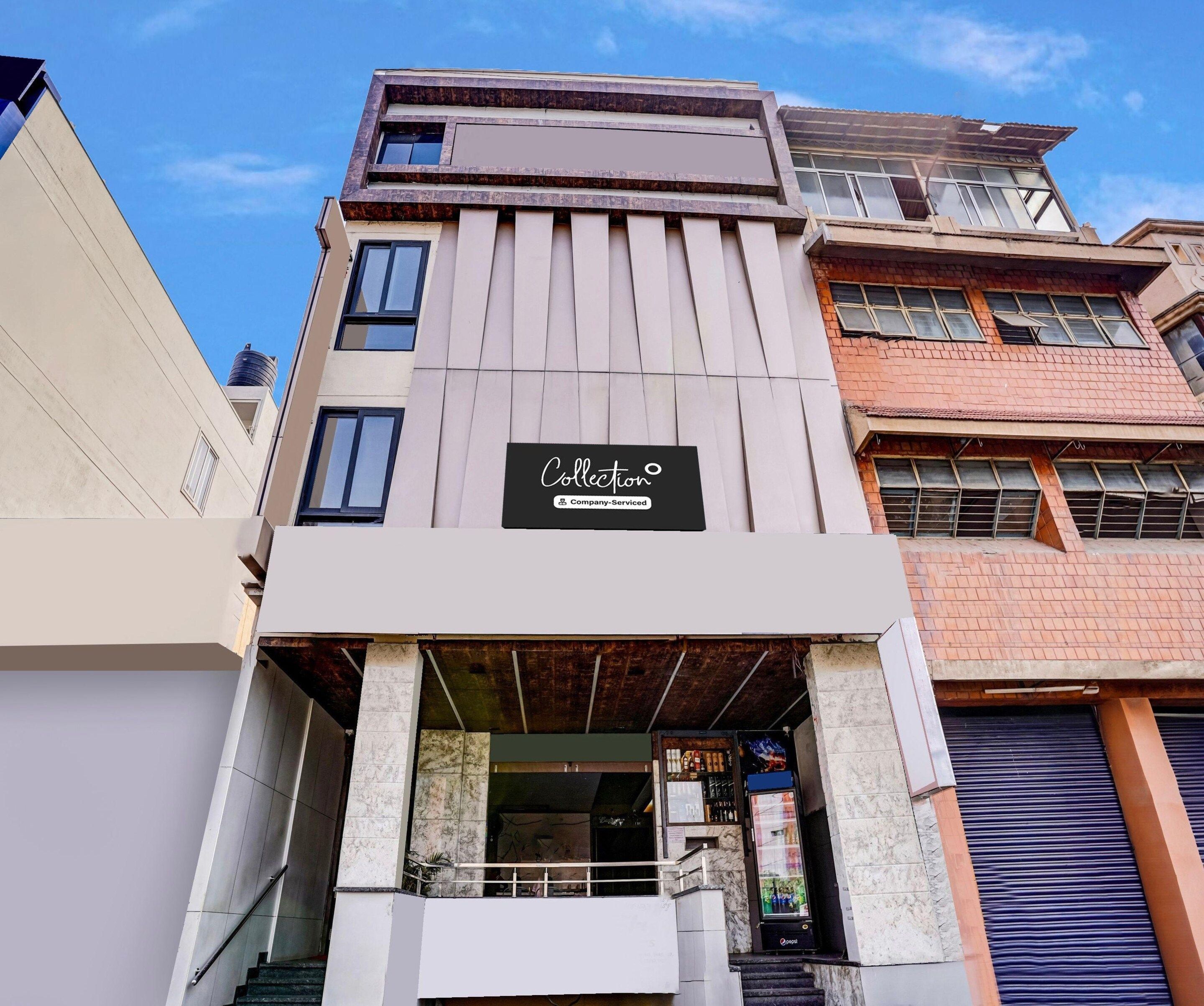 Un edificio con un letrero que dice 'Collection Company-Serviced'.