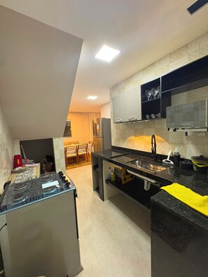 A modern kitchen with a gas stove, a built-in oven, a microwave, and a sink. - New apartment in Santa Teresa-ES, enclosed balcony with mountain views. (Santa Teresa)