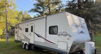 Hidden Lakeside Retreat! Camper + Bunkhouse in Charming Sawyer.