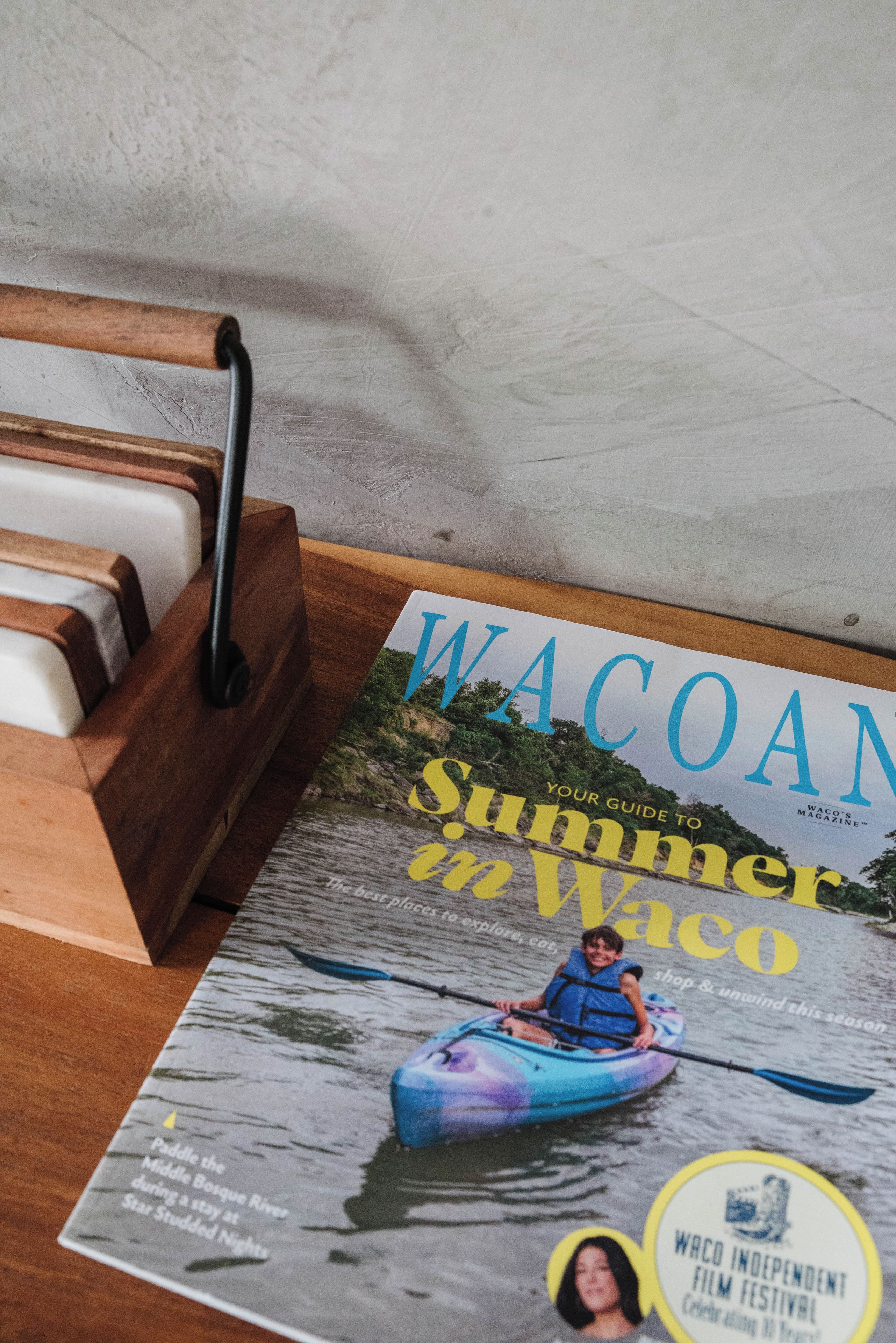 Una revista titulada 'WACOAN' con un reportaje sobre paseos en canoa en verano.