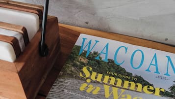Una revista titulada 'WACOAN' con un reportaje sobre paseos en canoa en verano.