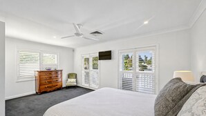 Unclassified image, 4 of 11, button - 400 meters to the beach! (Mona Vale)
