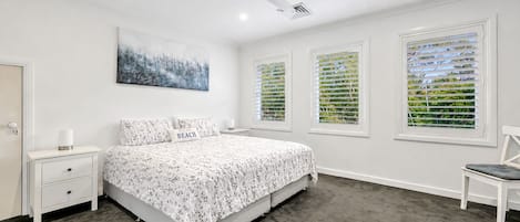 4 bedrooms, iron/ironing board, free WiFi, bed sheets
