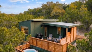 A cabin with a hot tub, outdoor seating, and a deck. - The Getaway · Cozy cabin, Hot tub, Outdoor shower (Valley Mills)