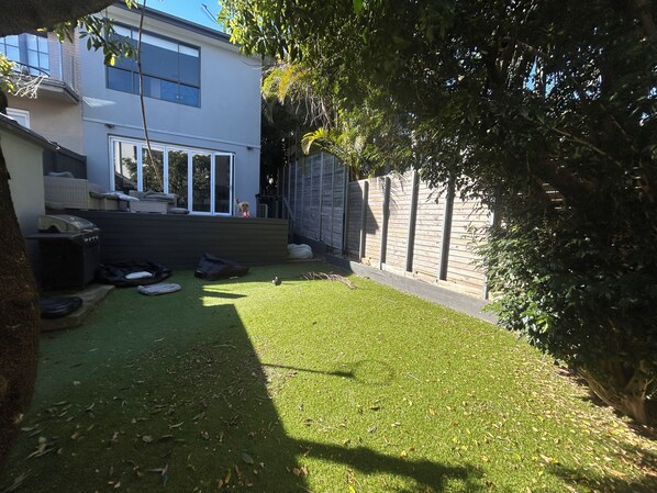 Unclassified image, 1 of 7, button - 4-bedroom house in amazing Dover Heights with cool AC (Dover Heights)