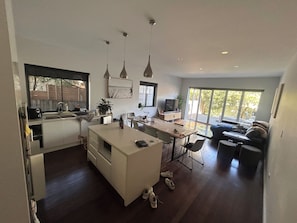 Unclassified image, 4 of 7, button - 4-bedroom house in amazing Dover Heights with cool AC (Dover Heights)
