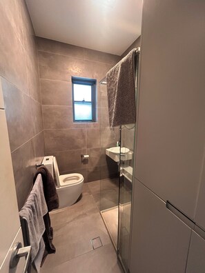 Unclassified image, 2 of 7, button - 4-bedroom house in amazing Dover Heights with cool AC (Dover Heights)