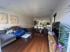 Unclassified image, 3 of 7, button - 4-bedroom house in amazing Dover Heights with cool AC (Dover Heights)