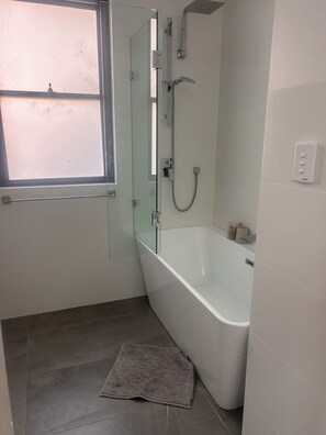 Unclassified image, 5 of 7, button - 4-bedroom house in amazing Dover Heights with cool AC (Dover Heights)