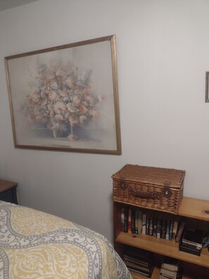 Room - Private apartment in downtown Tallahassee. Private entrance. Access to backyard. (Tallahassee)
