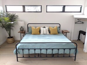 Room - Charming studio in quiet neighborhood with great views. 10 minutes from beaches (Encinitas)