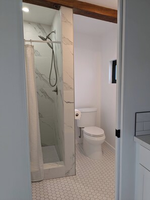 Bathroom - Charming studio in quiet neighborhood with great views. 10 minutes from beaches (Encinitas)