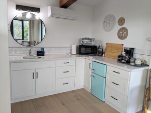 Private kitchen - Charming studio in quiet neighborhood with great views. 10 minutes from beaches (Encinitas)