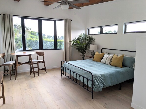 Room - Charming studio in quiet neighborhood with great views. 10 minutes from beaches (Encinitas)