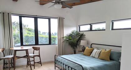 Charming studio in quiet neighborhood with great views. 10 minutes from beaches
