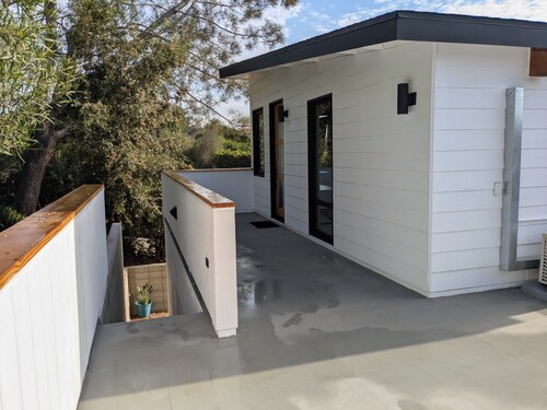 Charming studio in quiet neighborhood with great views. 10 minutes from beaches