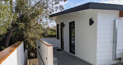 Charming studio in quiet neighborhood with great views. 10 minutes from beaches