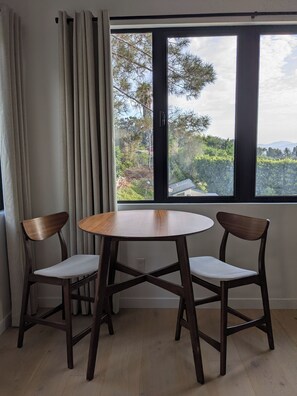 Dining - Charming studio in quiet neighborhood with great views. 10 minutes from beaches (Encinitas)