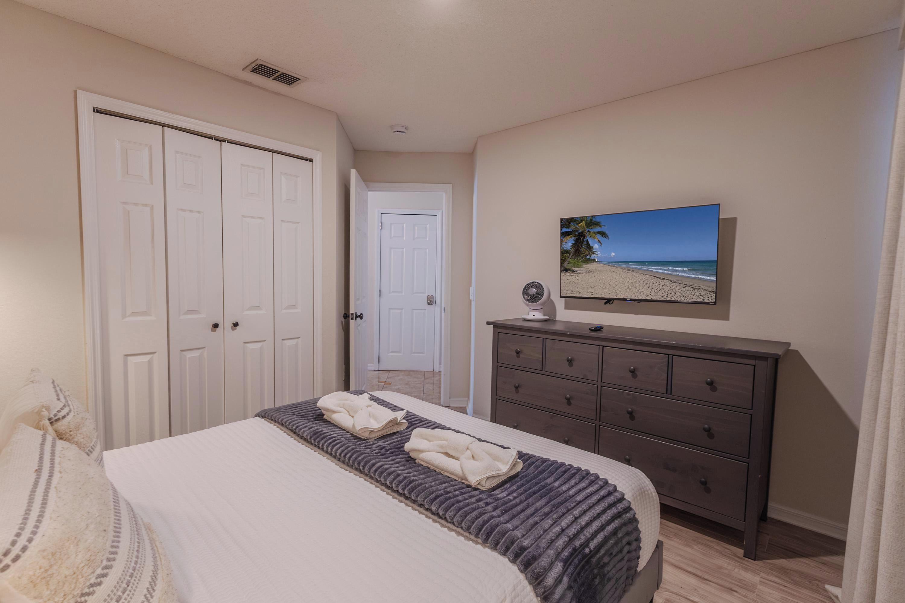 Queenbedroomwithtv