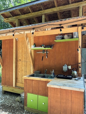 Private kitchen - Rustic creek side cabin in the woods (Granville)