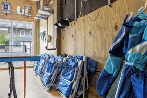 Ein Zimmer mit Holzvertäfelung, einem Tisch mit Stühlen und einem Fenster mit Blick auf Gebäude.