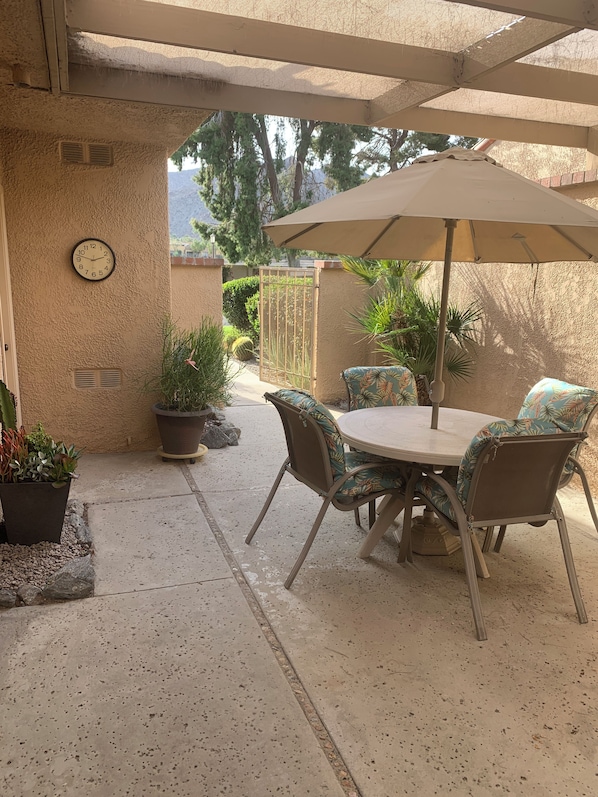 Outdoor dining - Our Little Gem In The Desert (Rancho Mirage)